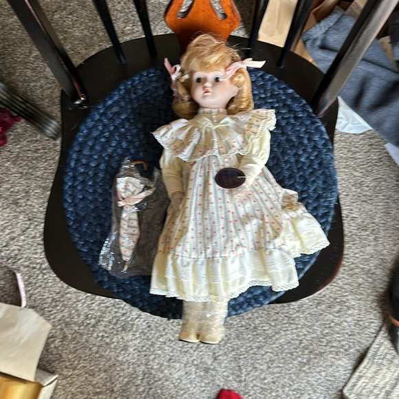 Vintage Royal Heirloom Collection Porcelain Doll Pauline - Picture 2 of 12